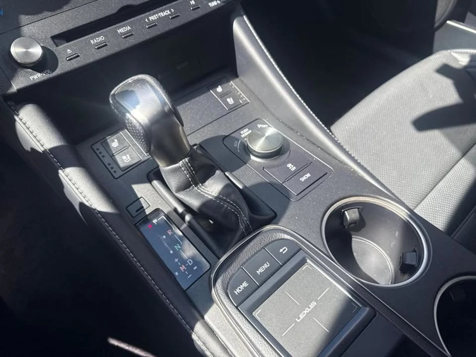 2017 Lexus RC - Image 18 of 20