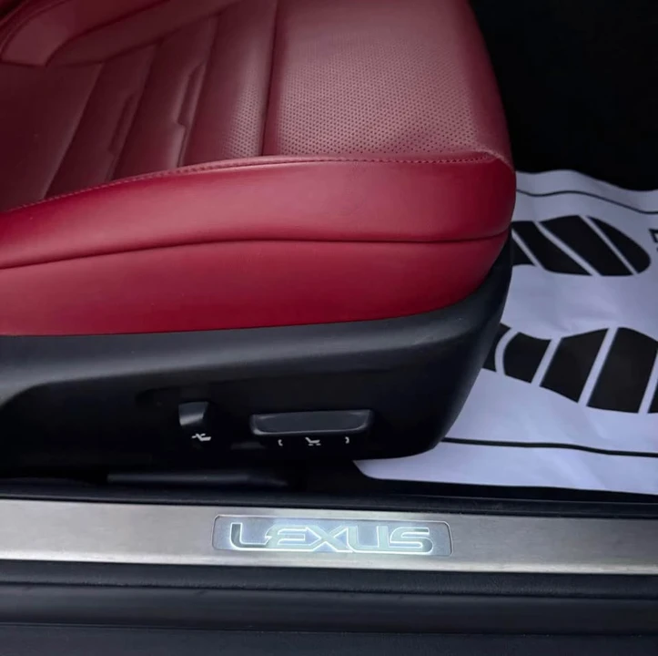 2017 Lexus RC - Image 17 of 19