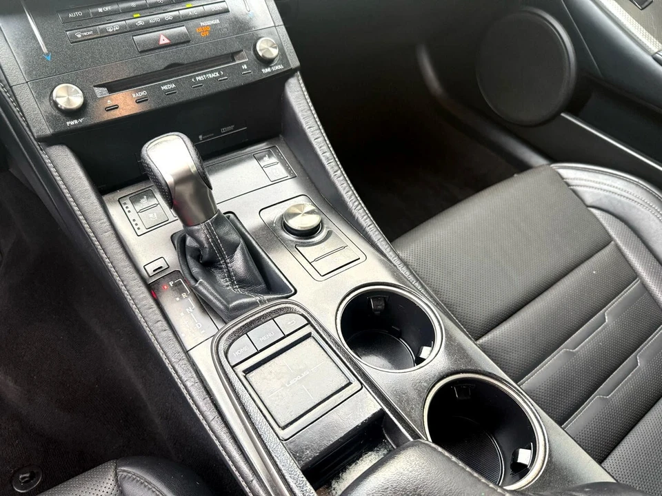 2017 Lexus RC - Image 19 of 21