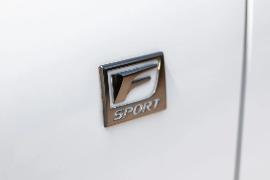 2017 Lexus RC - Image 24 of 31