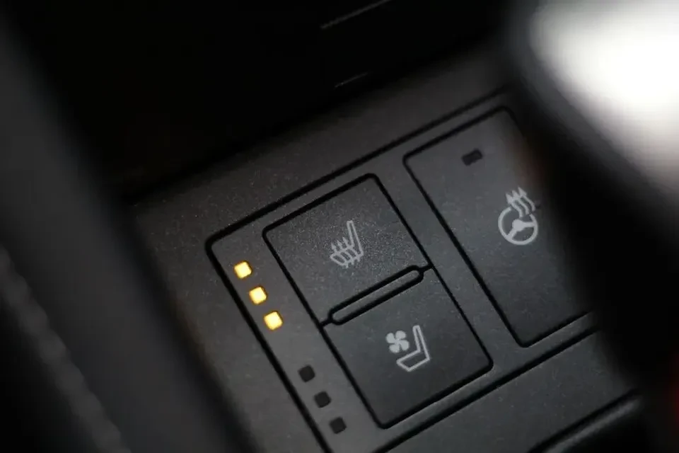 2017 Lexus RC - Image 10 of 17