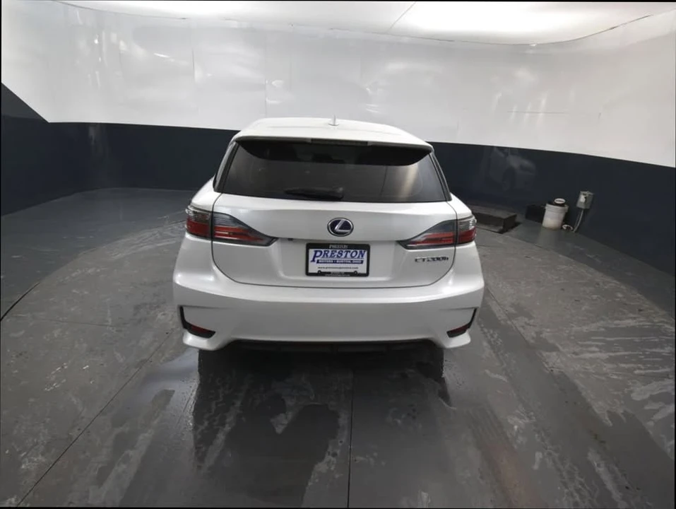 2017 Lexus CT - Image 8 of 20