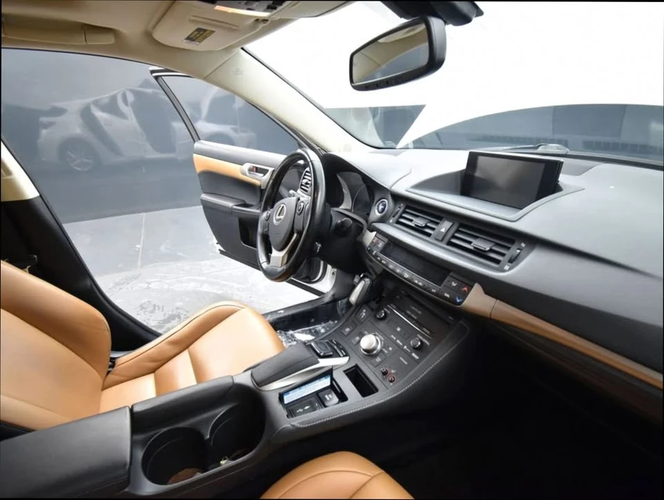 2017 Lexus CT - Image 18 of 20