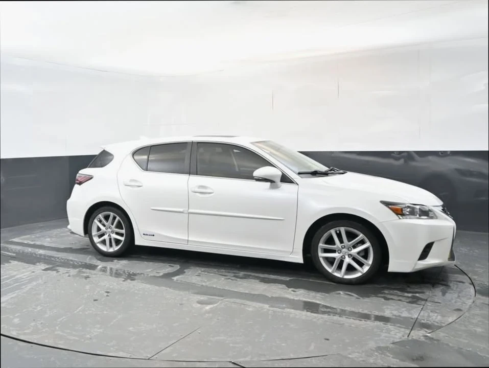 2017 Lexus CT - Image 7 of 20