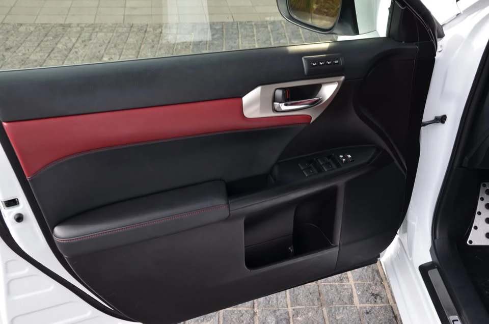 2017 Lexus CT - Image 8 of 16