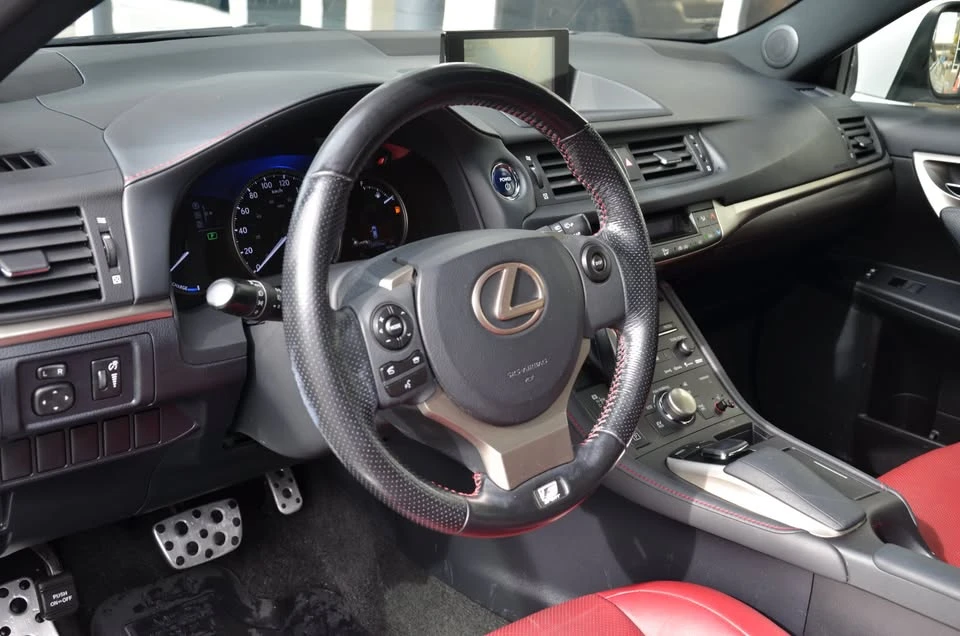 2017 Lexus CT - Image 9 of 16