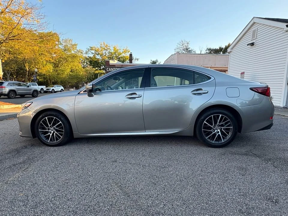 2017 Lexus ES 6th Gen - Image 9 of 18