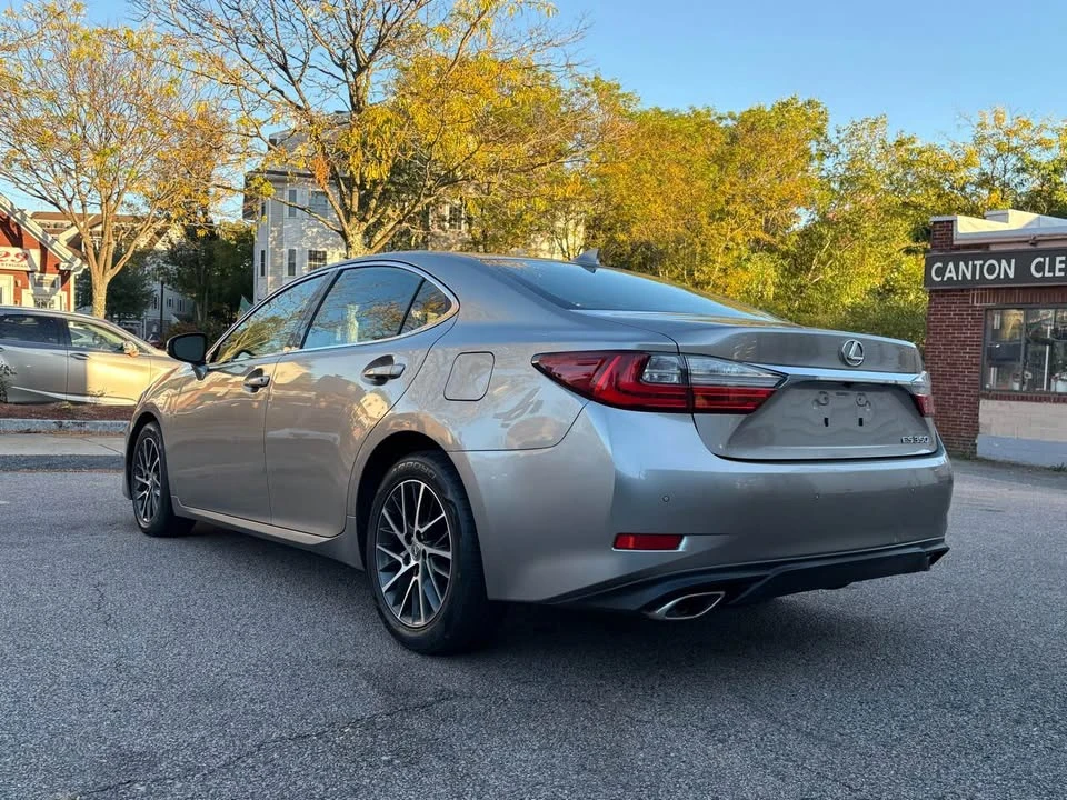 2017 Lexus ES 6th Gen - Image 8 of 18