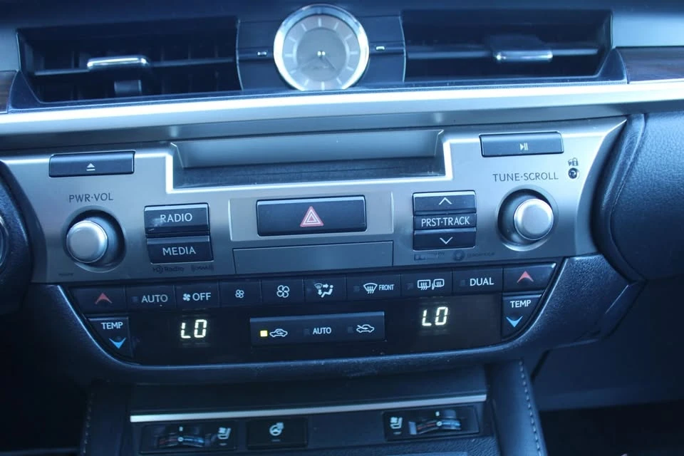 2017 Lexus ES 6th Gen - Image 15 of 17