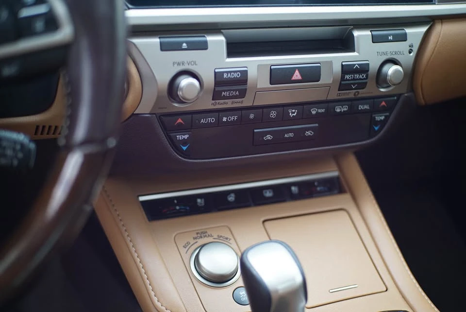 2017 Lexus ES 6th Gen - Image 9 of 20