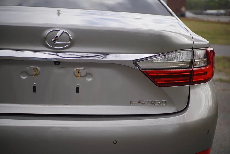 2017 Lexus ES 6th Gen - Image 14 of 20
