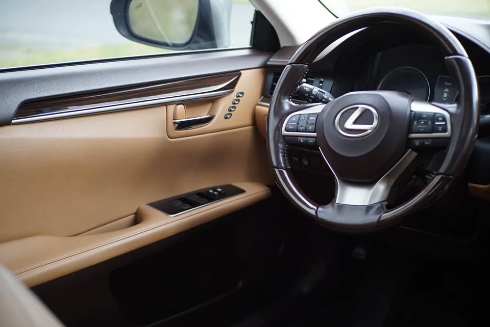 2017 Lexus ES 6th Gen - Image 10 of 20