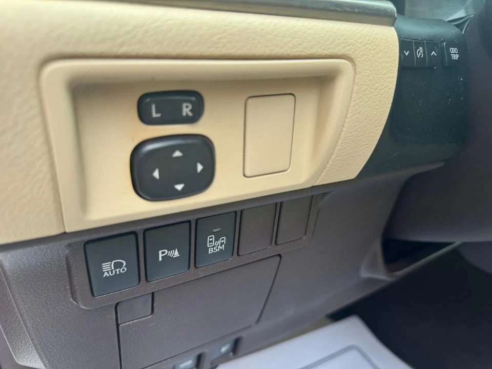 2017 Lexus ES 6th Gen - Image 17 of 20