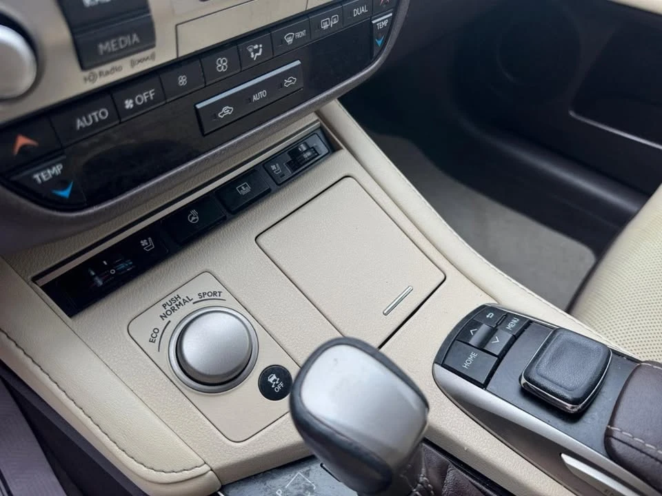 2017 Lexus ES 6th Gen - Image 16 of 20