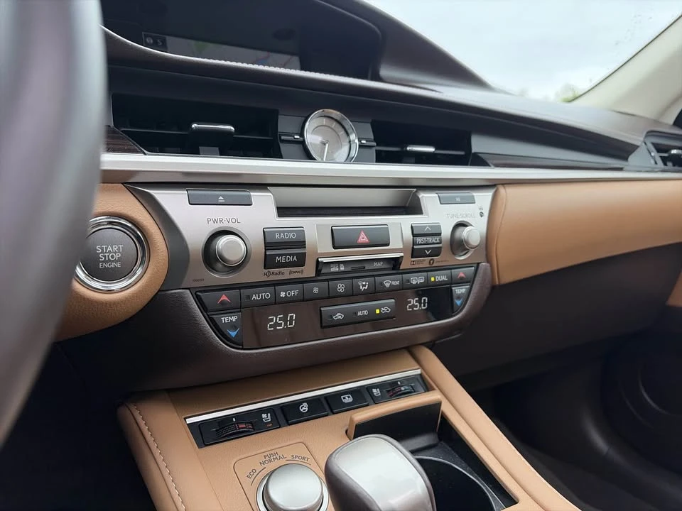 2017 Lexus ES 6th Gen - Image 10 of 12
