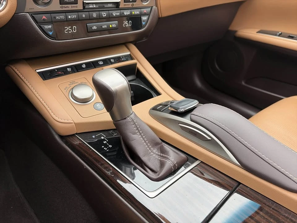 2017 Lexus ES 6th Gen - Image 6 of 12