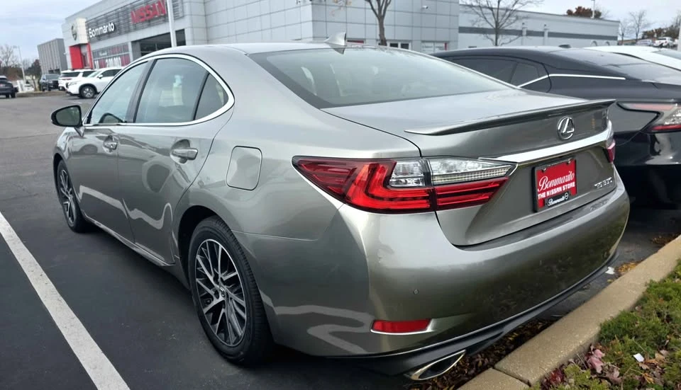 2017 Lexus ES 6th Gen - Image 4 of 8