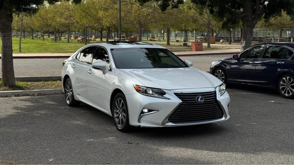2017 Lexus ES 6th Gen - Image 11 of 20