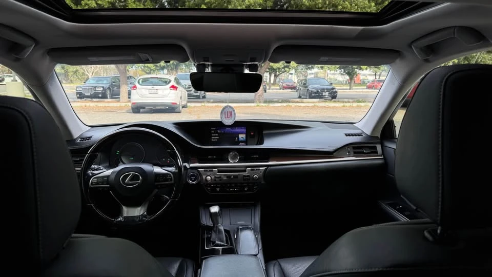 2017 Lexus ES 6th Gen - Image 18 of 20