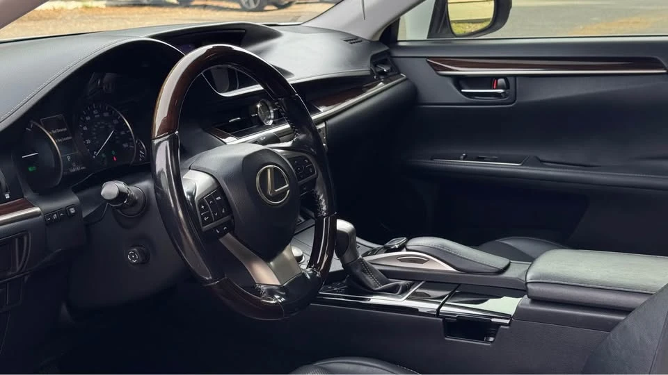 2017 Lexus ES 6th Gen - Image 16 of 20