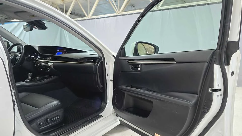 2017 Lexus ES 6th Gen - Image 6 of 14