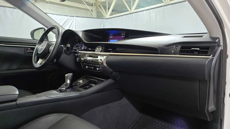 2017 Lexus ES 6th Gen - Image 8 of 14