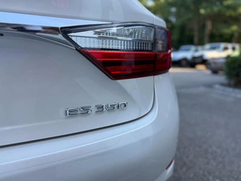 2017 Lexus ES 6th Gen - Image 9 of 18