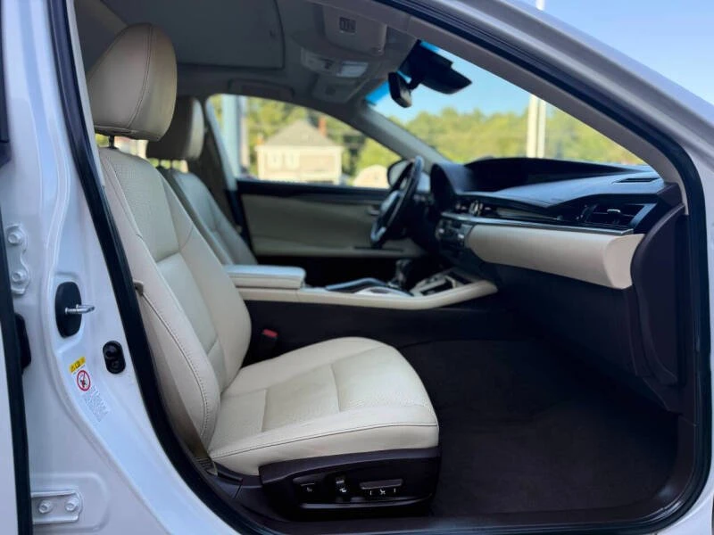 2017 Lexus ES 6th Gen - Image 14 of 18