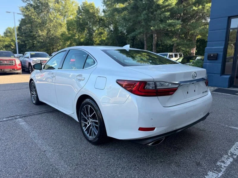 2017 Lexus ES 6th Gen - Image 8 of 18