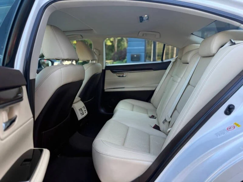2017 Lexus ES 6th Gen - Image 17 of 18