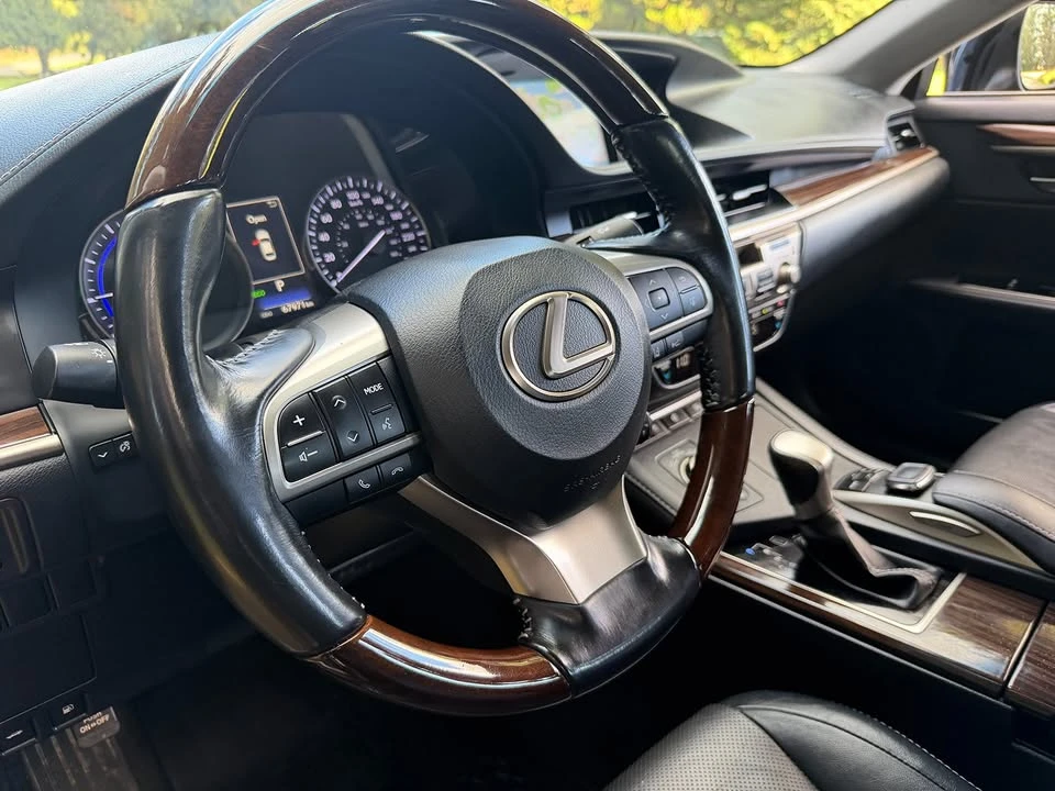 2017 Lexus ES 6th Gen - Image 11 of 12