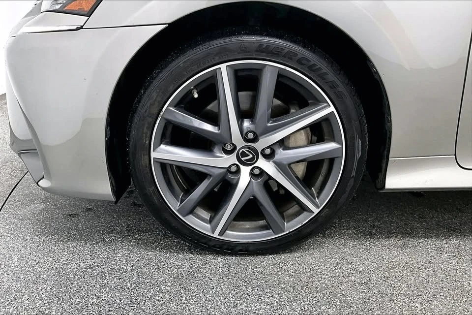 2017 Lexus GS 4th Gen - Image 15 of 19