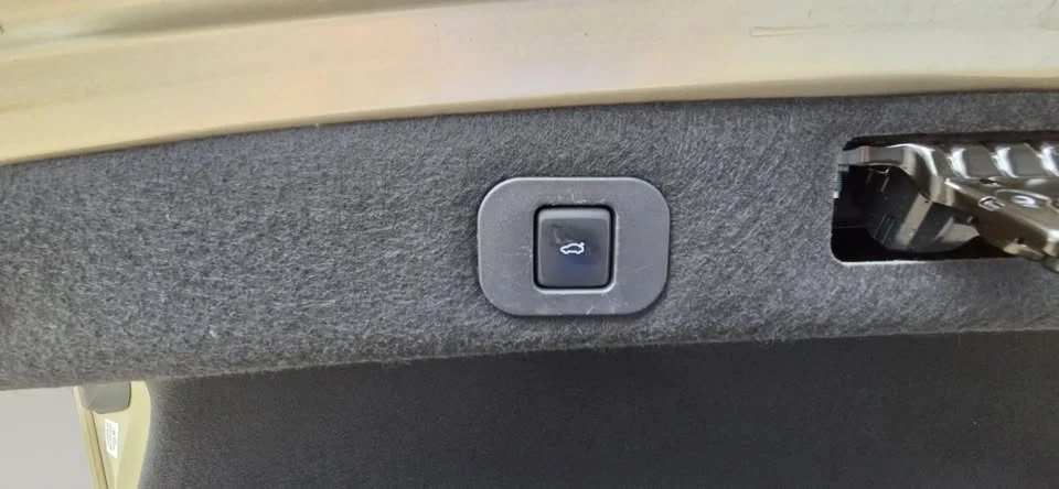 2017 Lincoln Continental 10th Gen - Image 11 of 20