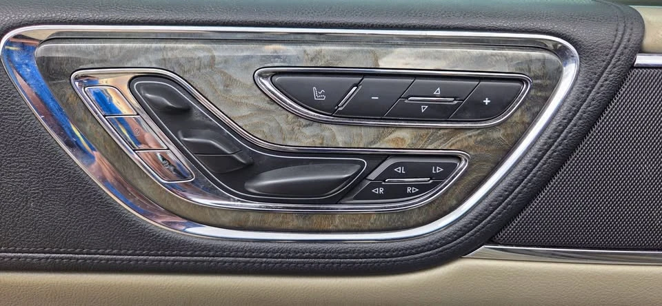 2017 Lincoln Continental 10th Gen - Image 17 of 20