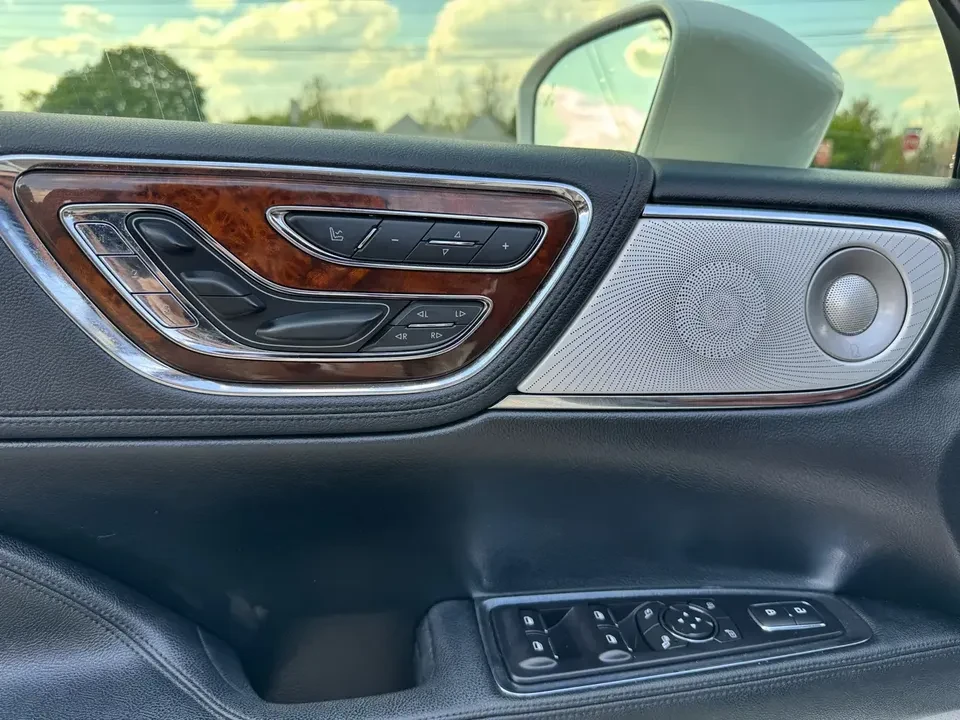 2017 Lincoln Continental 10th Gen - Image 8 of 14