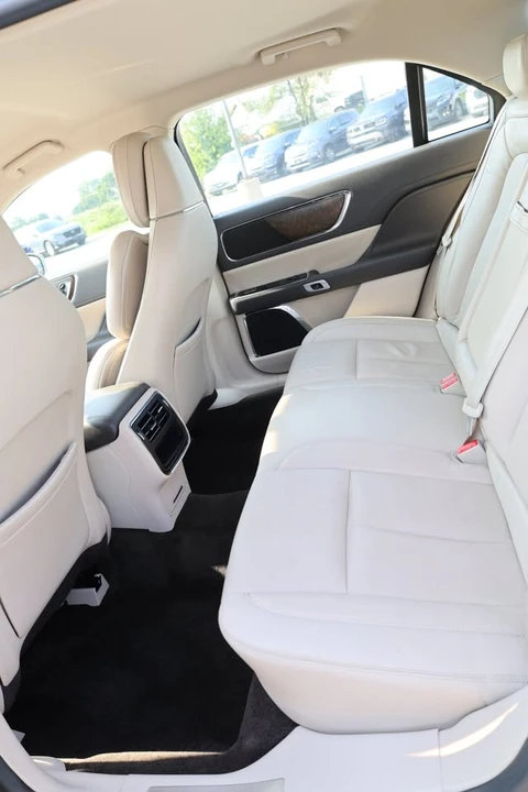 2017 Lincoln Continental 10th Gen - Image 16 of 20