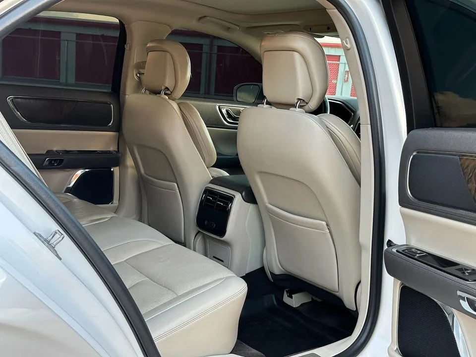 2017 Lincoln Continental 10th Gen - Image 12 of 16