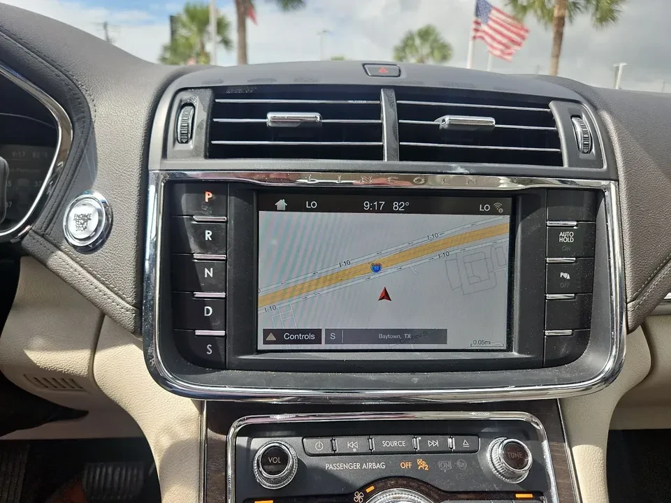 2017 Lincoln Continental 10th Gen - Image 13 of 15