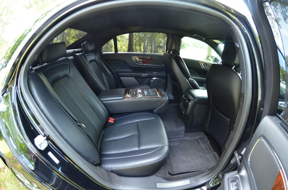 2017 Lincoln Continental 10th Gen - Image 4 of 20