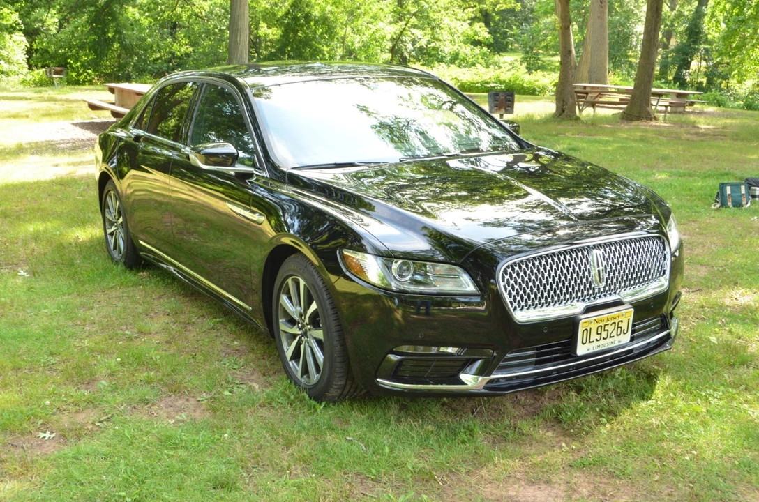 2017 Lincoln Continental 10th Gen - Image 3 of 20