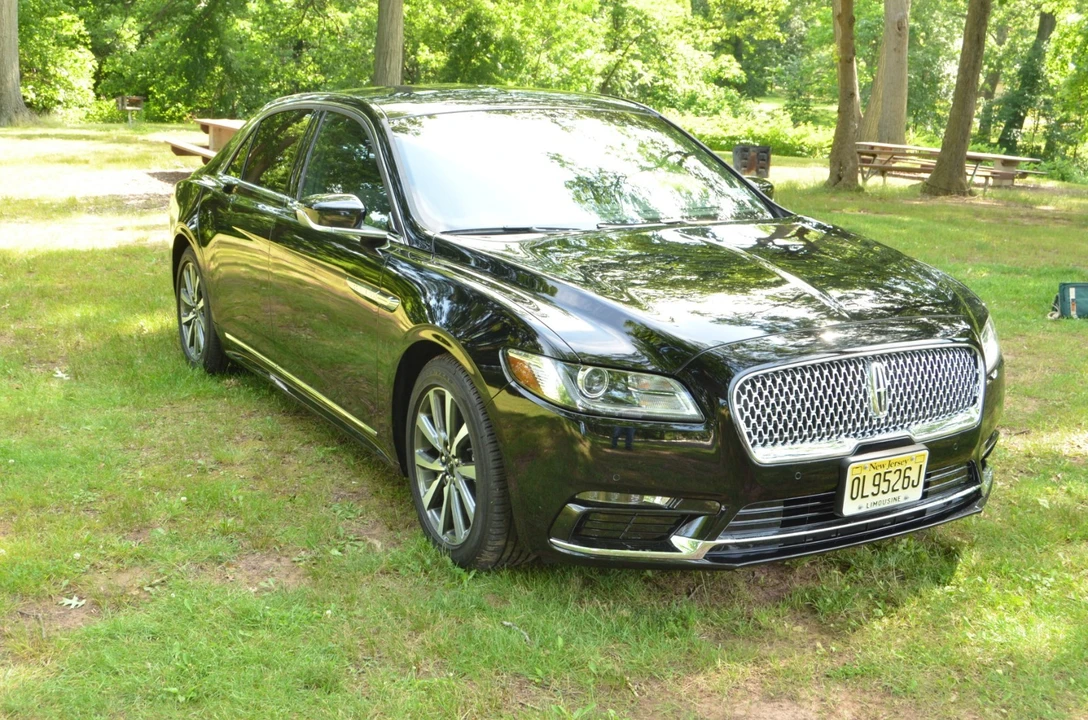 2017 Lincoln Continental 10th Gen - Image 2 of 20