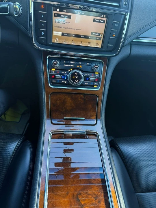 2017 Lincoln Continental 10th Gen - Image 8 of 18