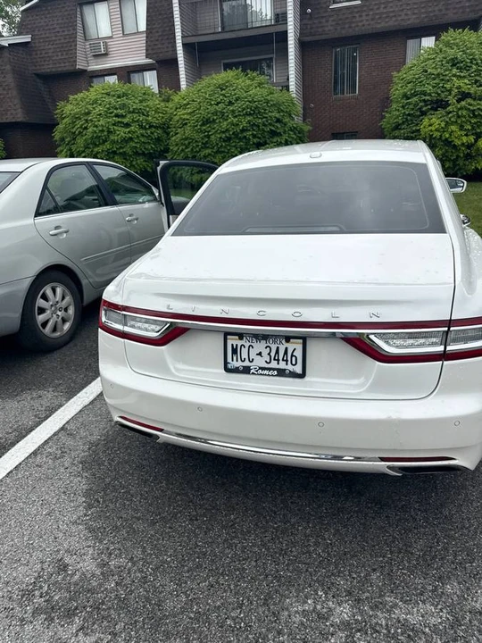 2017 Lincoln Continental 10th Gen - Image 8 of 12