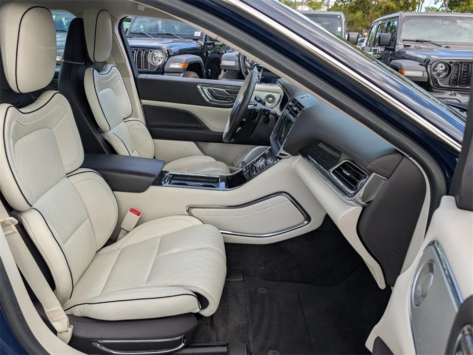 2017 Lincoln Continental 10th Gen - Image 17 of 21