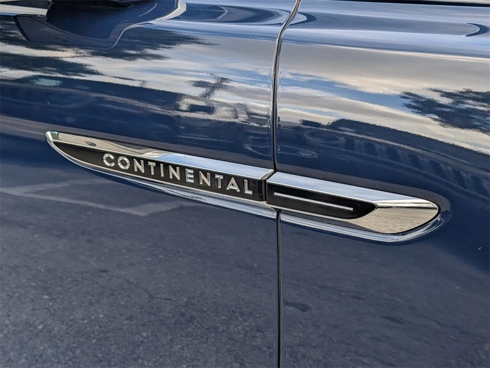 2017 Lincoln Continental 10th Gen - Image 18 of 21