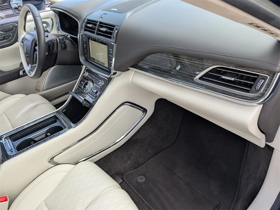 2017 Lincoln Continental 10th Gen - Image 16 of 21