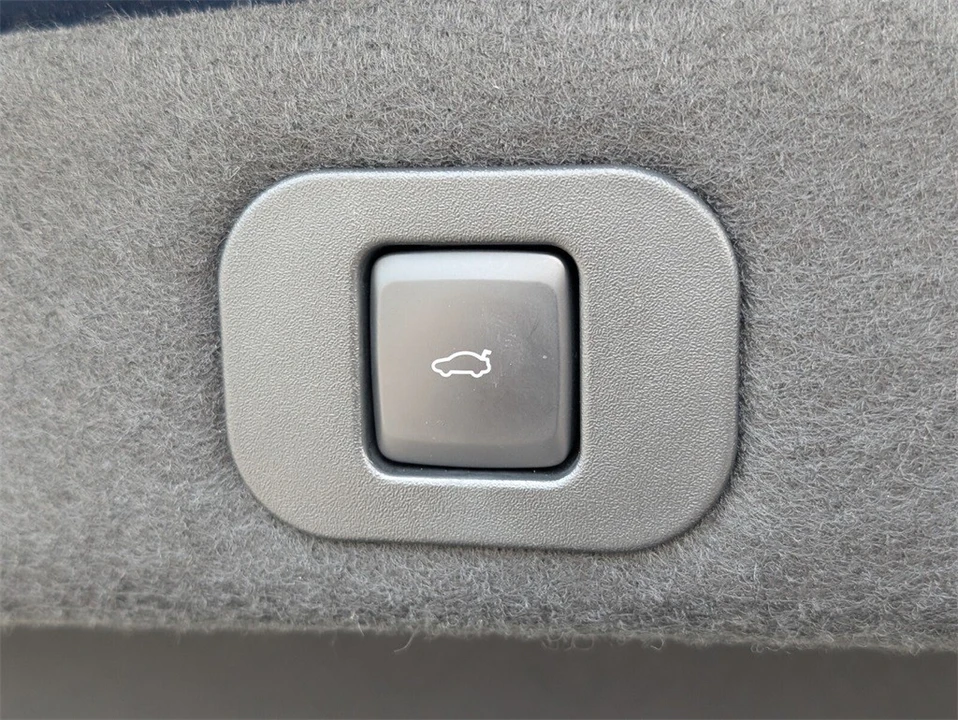 2017 Lincoln Continental 10th Gen - Image 13 of 21