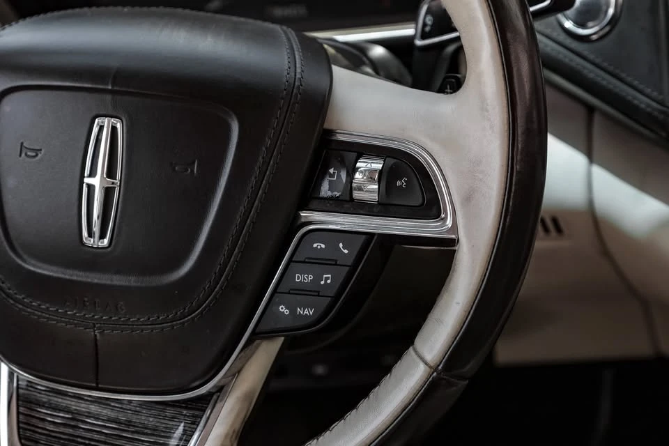 2017 Lincoln Continental 10th Gen - Image 18 of 19