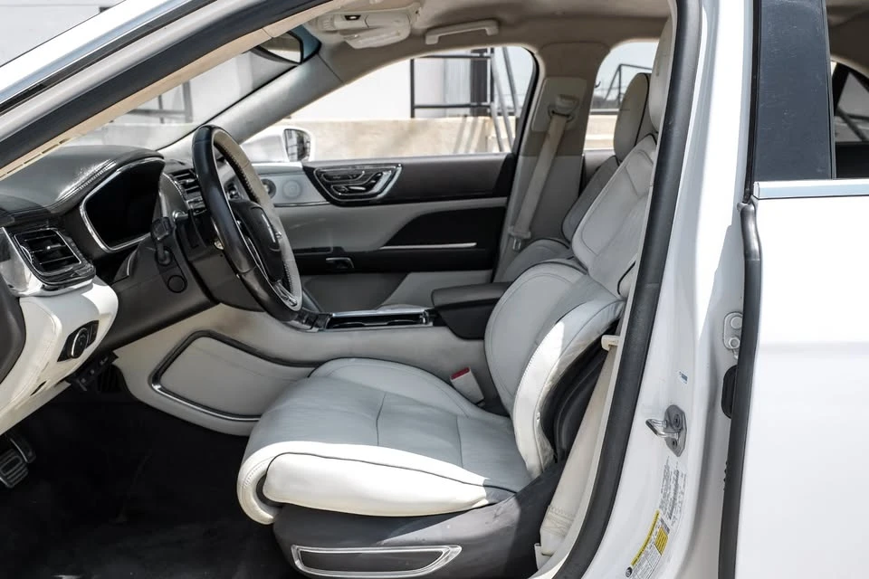 2017 Lincoln Continental 10th Gen - Image 2 of 19