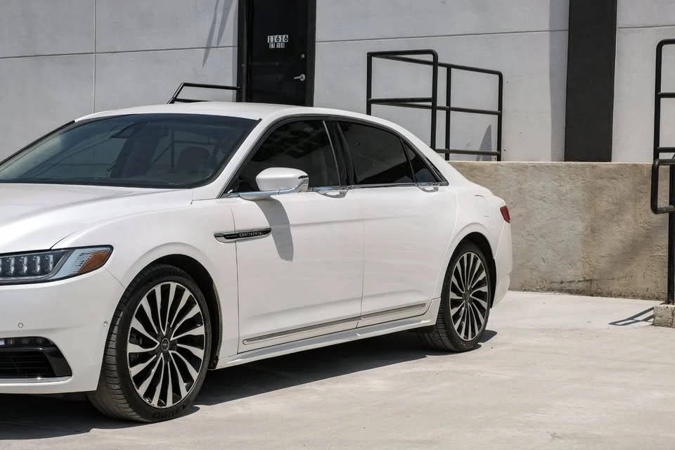 2017 Lincoln Continental 10th Gen - Image 4 of 19